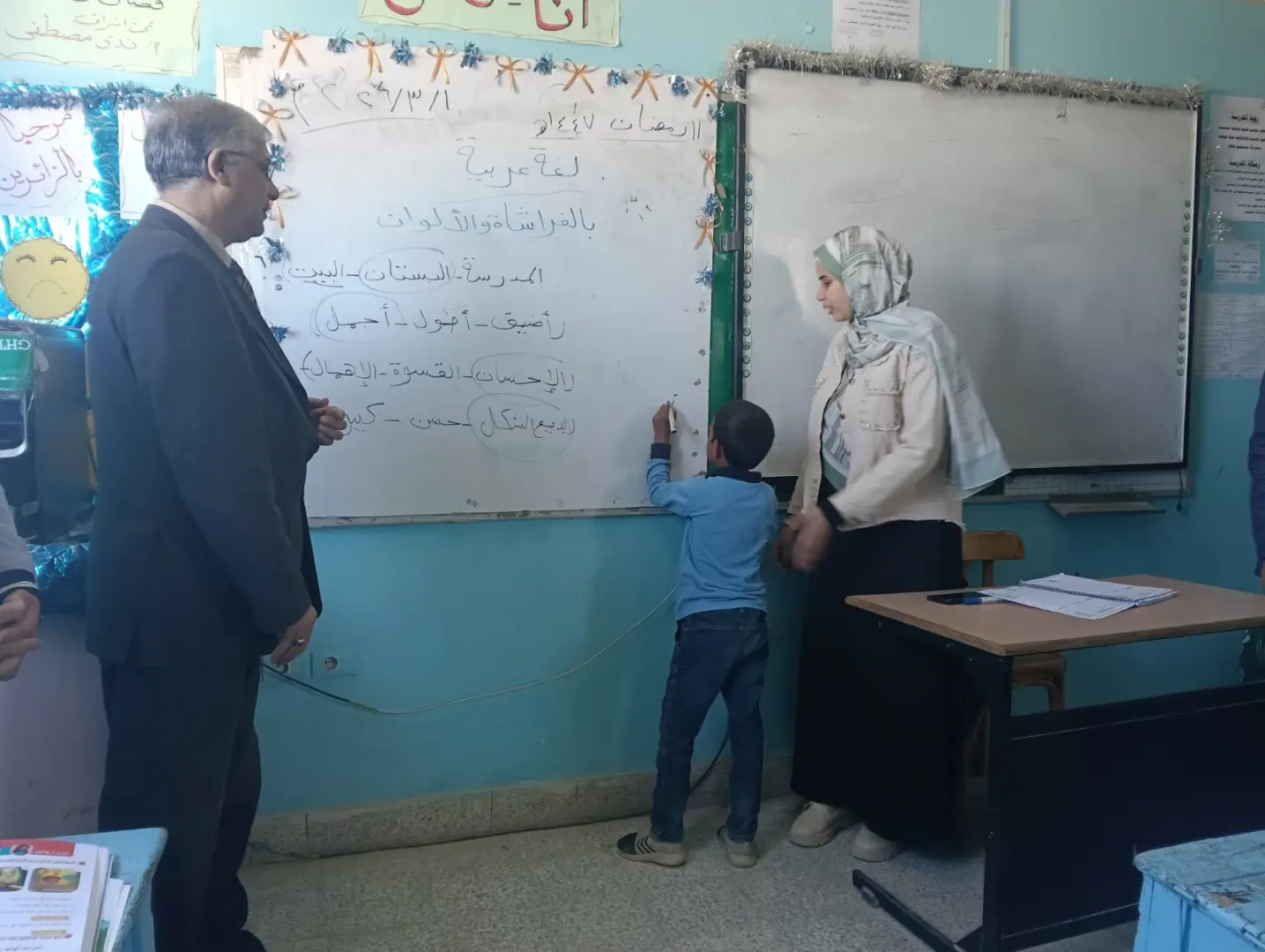 وكيل تعليم قنا يقود «الأتوبيس الطائر» لمتابعة انتظام الدراسة بأبوتشت - 1000434219