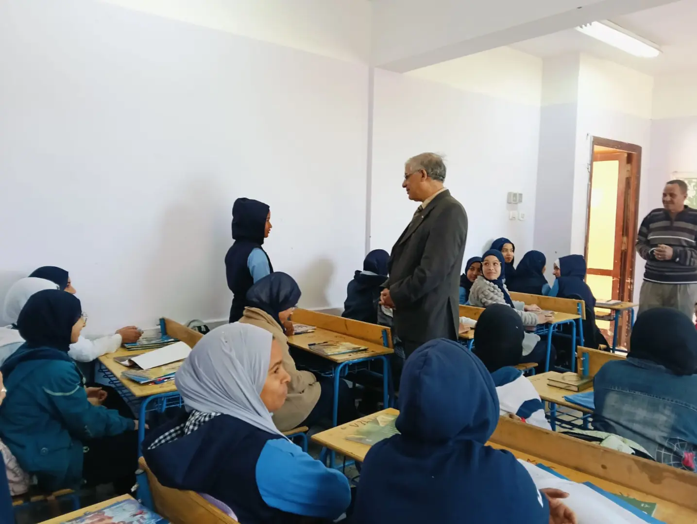وكيل تعليم قنا يقود «الأتوبيس الطائر» لمتابعة انتظام الدراسة بأبوتشت - 1000434223