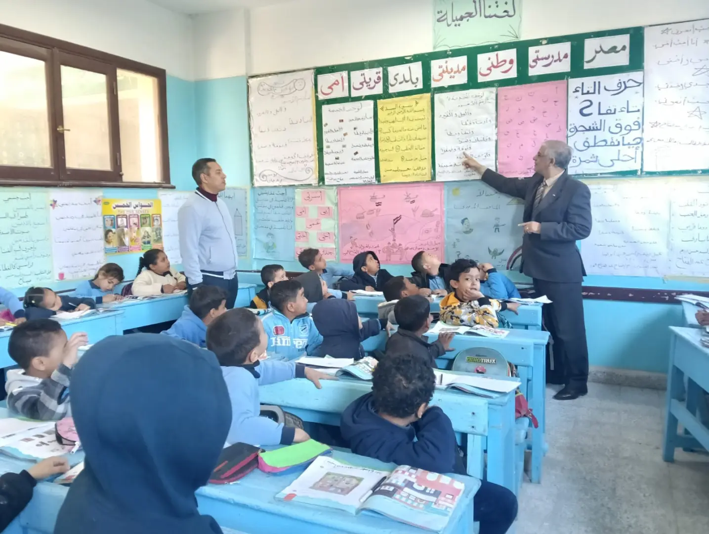 وكيل تعليم قنا يقود «الأتوبيس الطائر» لمتابعة انتظام الدراسة بأبوتشت - 1000434233