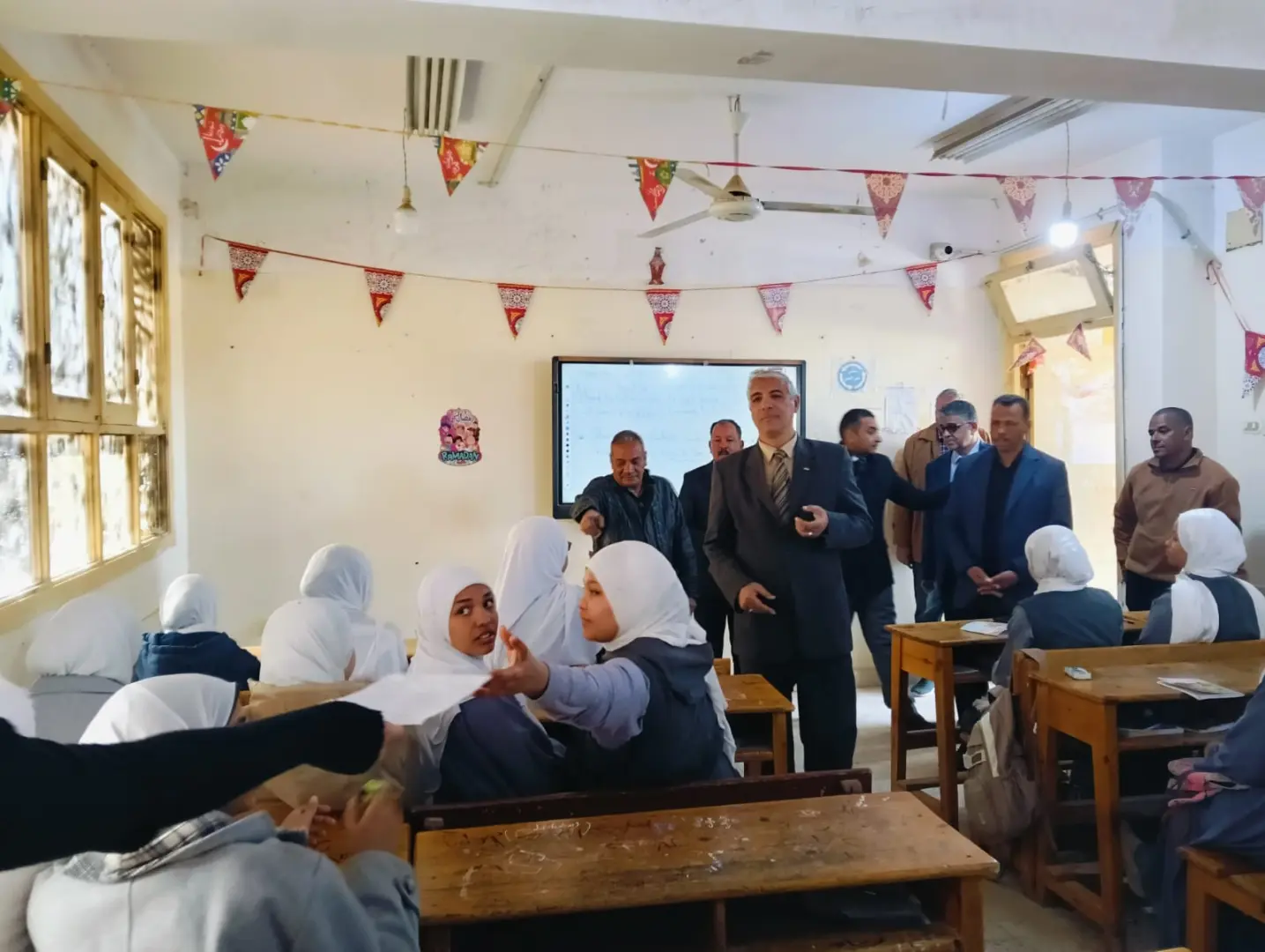 وكيل تعليم قنا يقود «الأتوبيس الطائر» لمتابعة انتظام الدراسة بأبوتشت - 1000434237