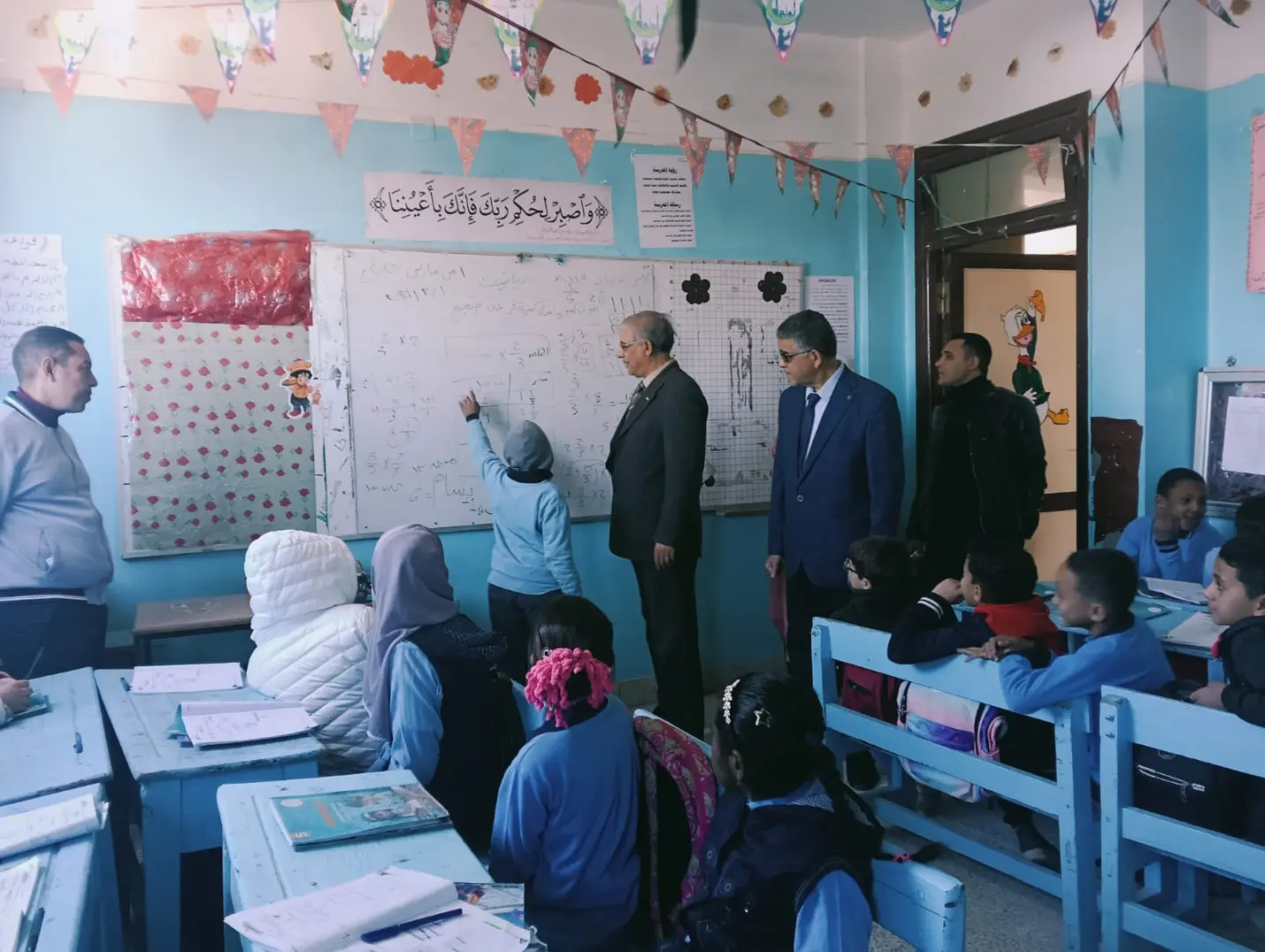 وكيل تعليم قنا يقود «الأتوبيس الطائر» لمتابعة انتظام الدراسة بأبوتشت - 1000434238