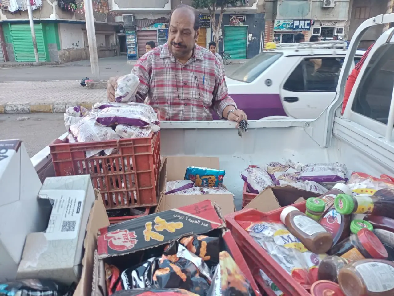 "تموين قنا" تضبط كميات كبيرة من السلع منتهية الصلاحية في حملة مكبرة بالتنسيق مع “سلامة الغذاء” - 1000436093