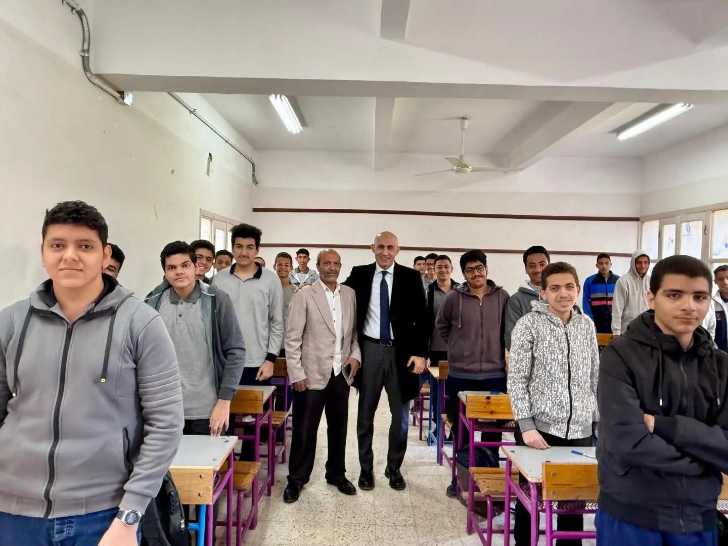 وزير التعليم يفاجئ مدارس نقادة لمتابعة انضباط سير العملية التعليمية - 1000436379