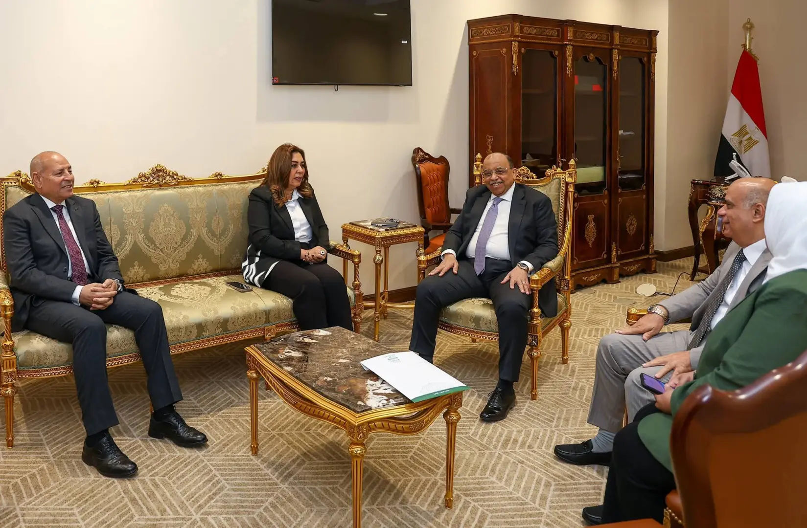 وزيرة التنمية المحلية والبيئة تزور مجلس النواب وتبحث مع رئيس لجنة الإدارة المحلية ملفات العمل المشتركة بحضور محافظ القاه - 1000436776