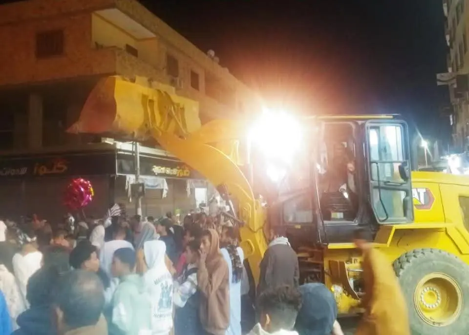 حملة مكبرة لرفع الإشغالات والباعة الجائلين بشوارع وأسواق كوم أمبو - 1000436889