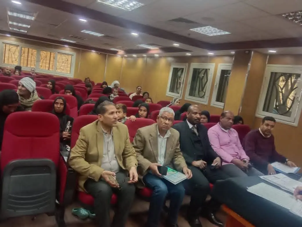 نائب محافظ الأقصر يبحث 37 طلبًا وشكوى خلال اللقاء المفتوح مع المواطنين - 1000436898