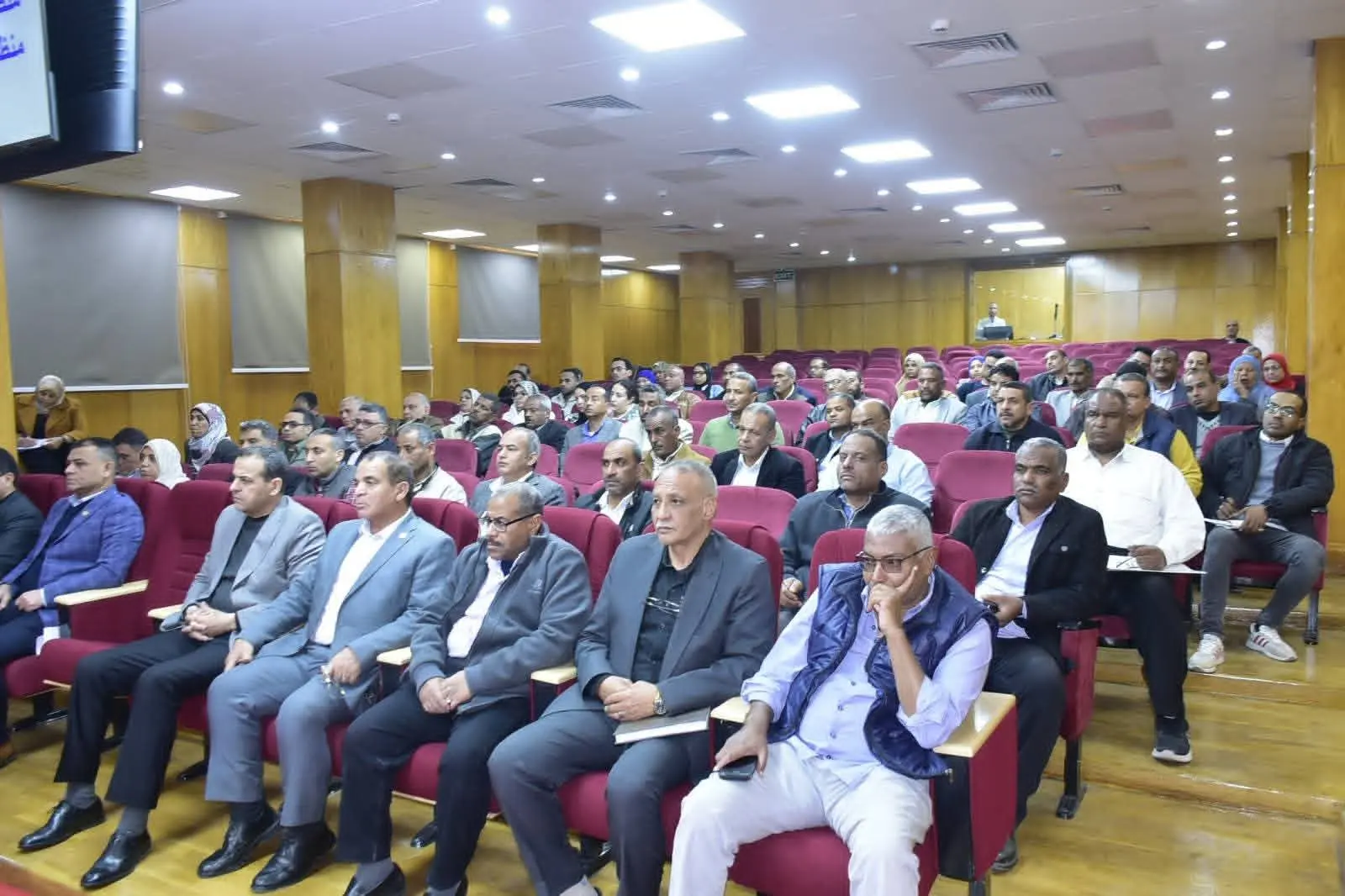 محافظ الأقصر يترأس اجتماعاً موسعاً لمتابعة ملفات “التقنين والتصالح والمتغيرات المكانية” - 1000436907