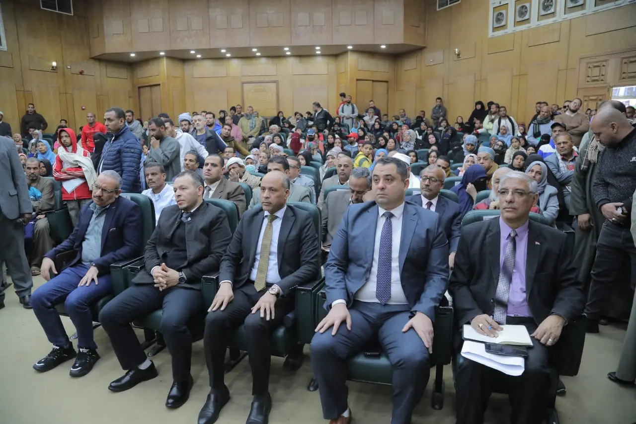 - في أول لقاء مترجم بلغة الإشارة.. محافظ قنا يستعرض 235 طلبا للمواطنين - 1000437046