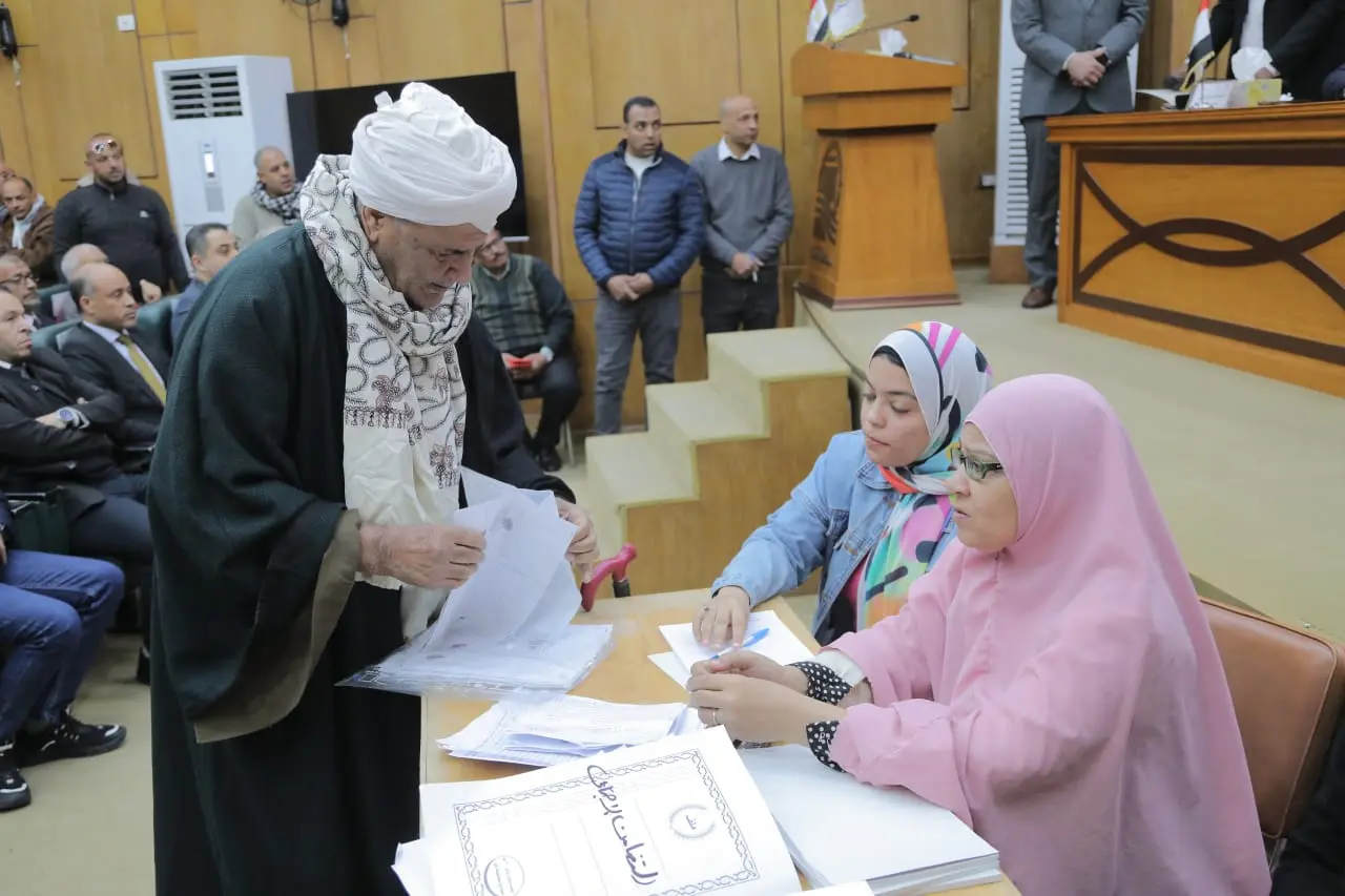 - في أول لقاء مترجم بلغة الإشارة.. محافظ قنا يستعرض 235 طلبا للمواطنين - 1000437052