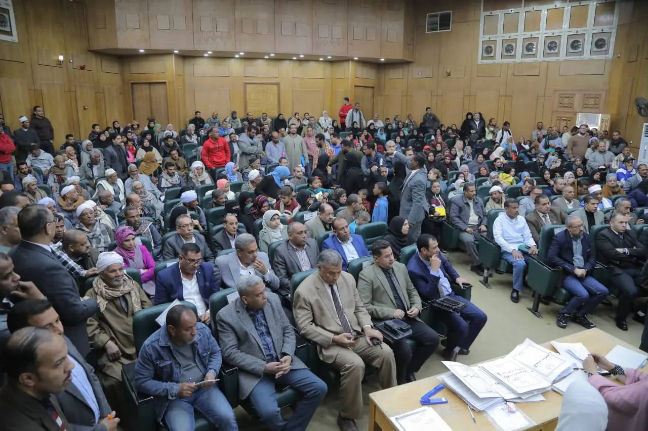 - في أول لقاء مترجم بلغة الإشارة.. محافظ قنا يستعرض 235 طلبا للمواطنين - 1000437055