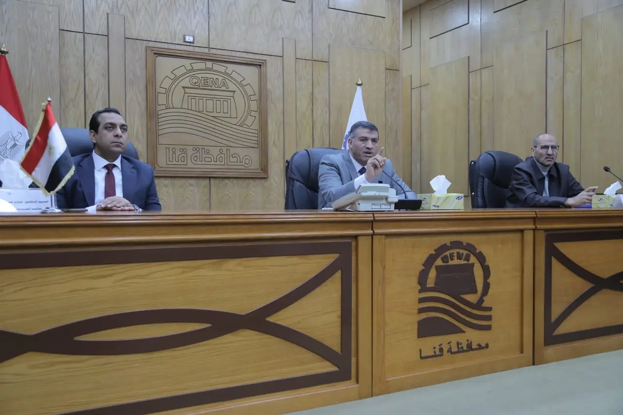 - في أول لقاء مترجم بلغة الإشارة.. محافظ قنا يستعرض 235 طلبا للمواطنين - 1000437064