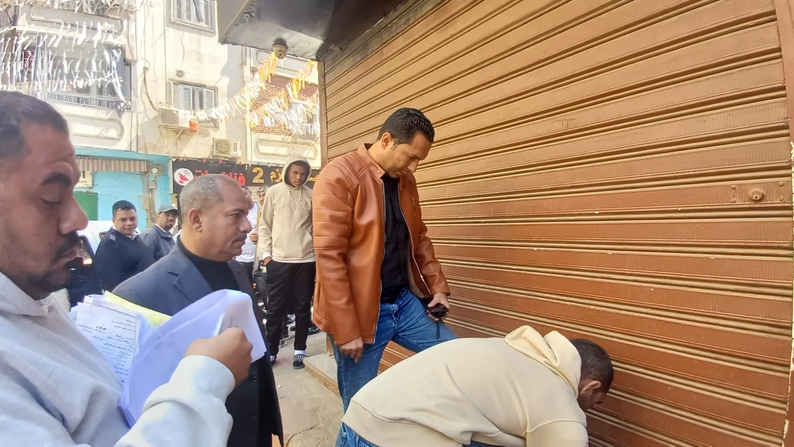 إغلاق وتشميع 5 محال غير مرخصة وتسليم 27 إنذارًا بنجع حمادي