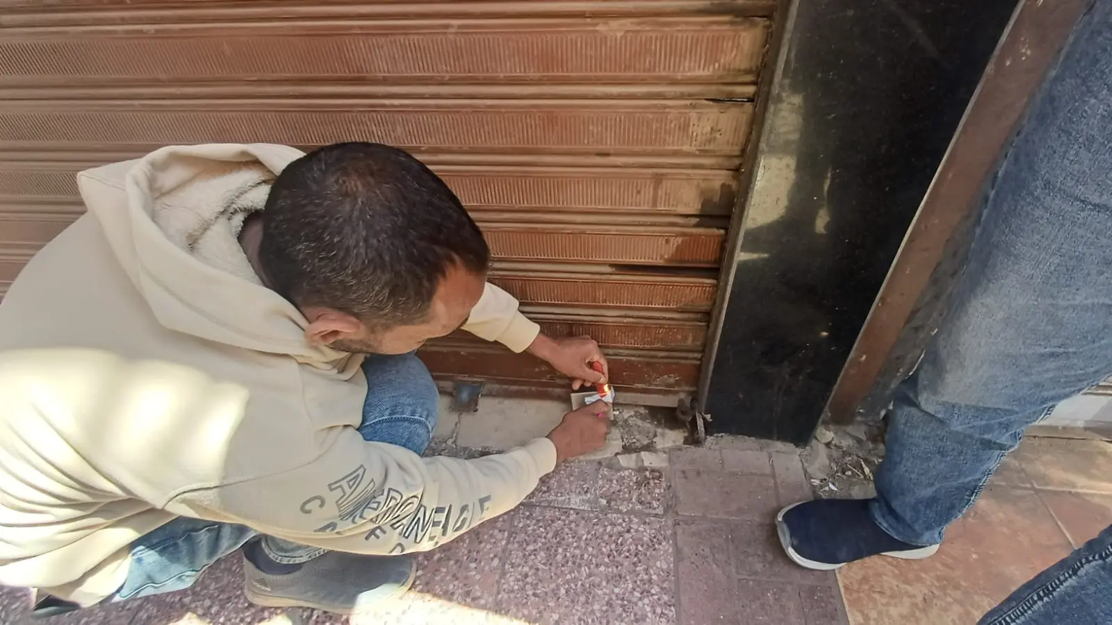 إغلاق وتشميع 5 محال غير مرخصة وتسليم 27 إنذارًا بنجع حمادي - 1000438445