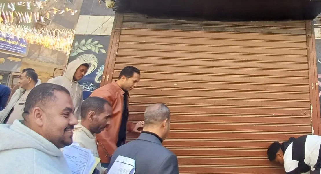إغلاق وتشميع 5 محال غير مرخصة وتسليم 27 إنذارًا بنجع حمادي - 1000438446