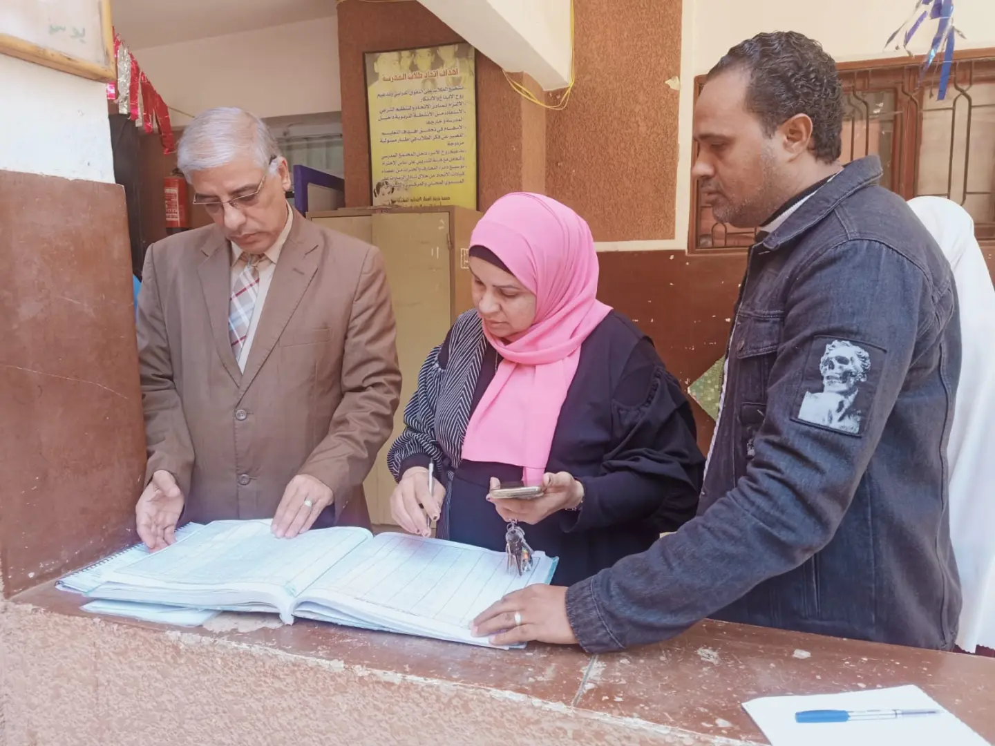 طلاب STEM بقنا يهنئون وكيل وزارة التعليم بشهر رمضان وتوليه مهام منصبه - 1000439017