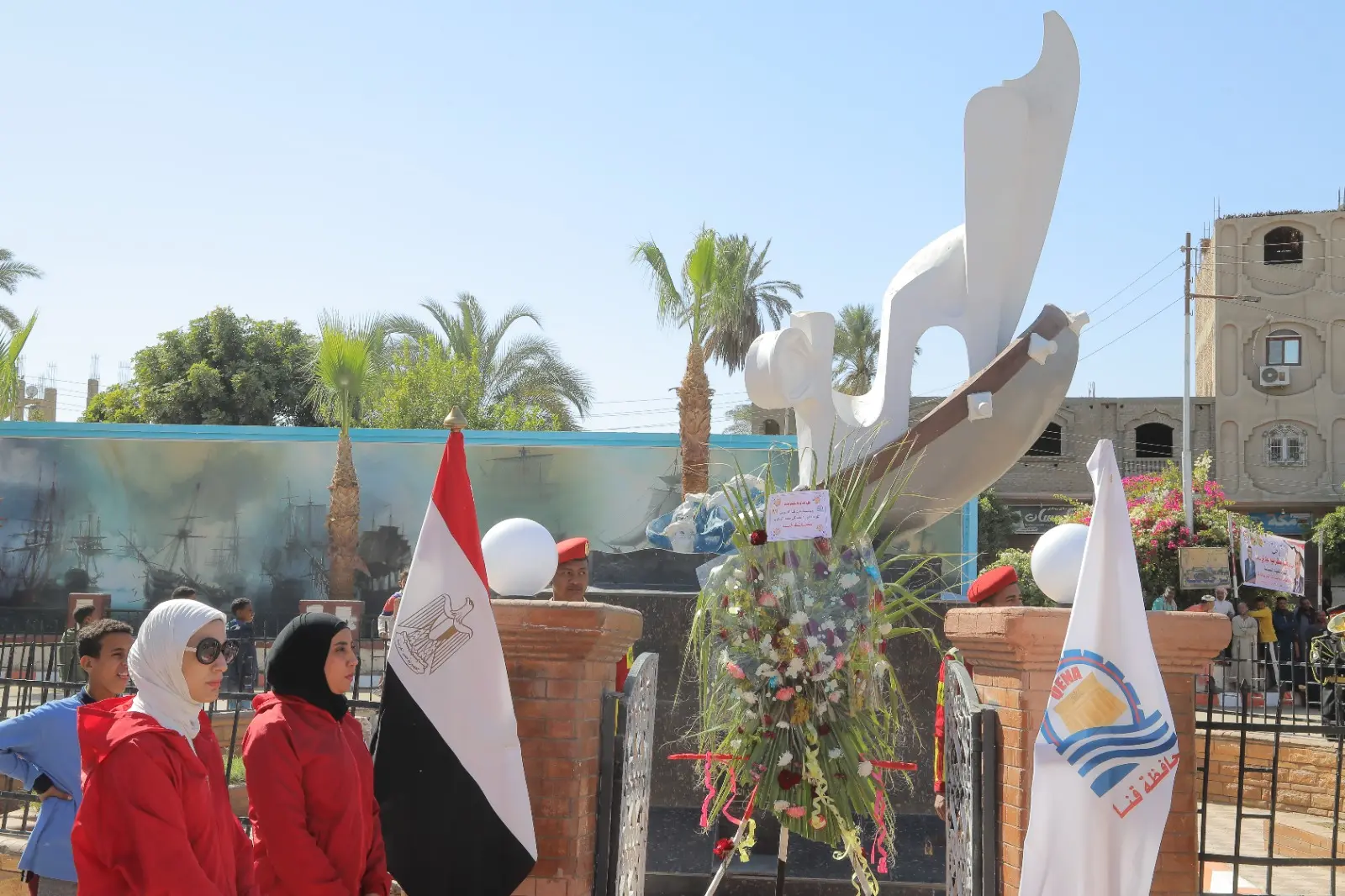 في ذكرى العيد القومي.. محافظ قنا يضع إكليل الزهور على النصب التذكاري لشهداء البارود - 1000439192