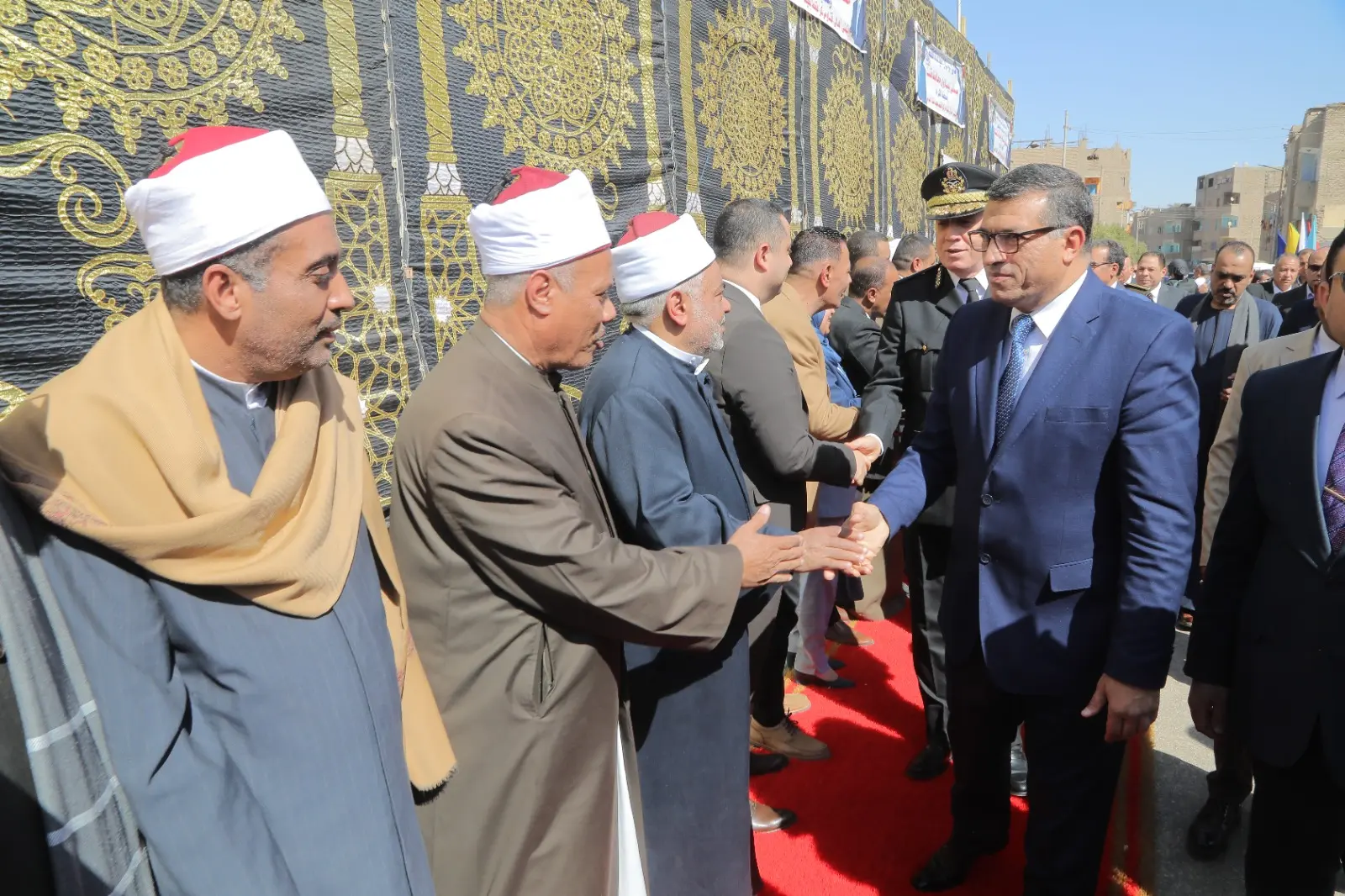في ذكرى العيد القومي.. محافظ قنا يضع إكليل الزهور على النصب التذكاري لشهداء البارود - 1000439193