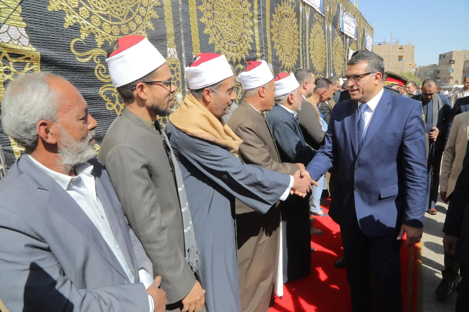في ذكرى العيد القومي.. محافظ قنا يضع إكليل الزهور على النصب التذكاري لشهداء البارود - 1000439195