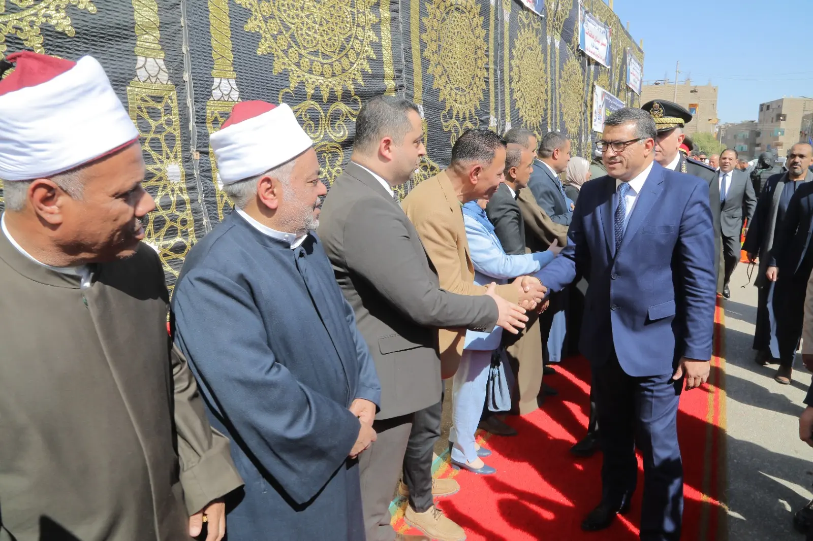 في ذكرى العيد القومي.. محافظ قنا يضع إكليل الزهور على النصب التذكاري لشهداء البارود - 1000439201