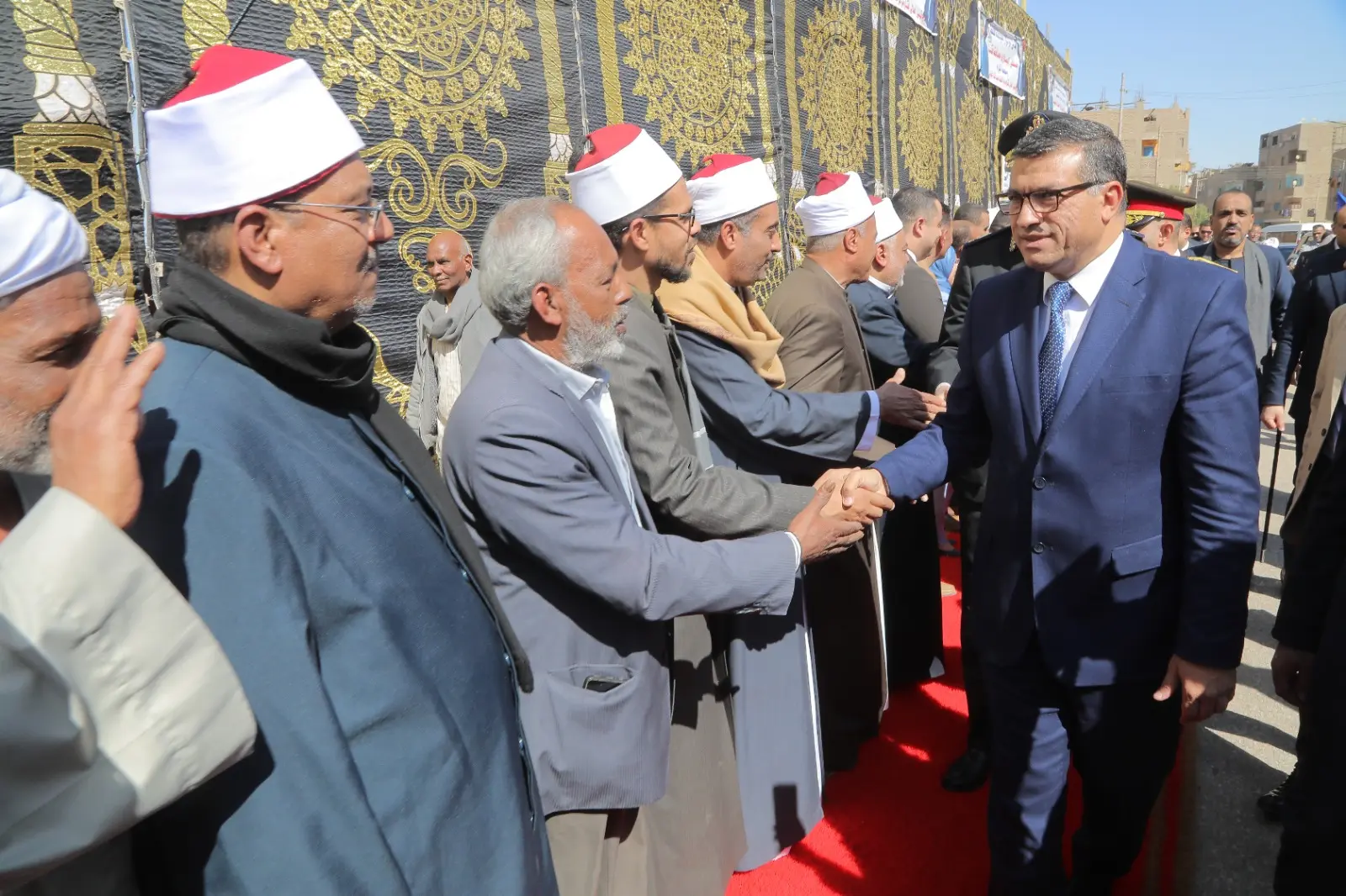 في ذكرى العيد القومي.. محافظ قنا يضع إكليل الزهور على النصب التذكاري لشهداء البارود - 1000439203