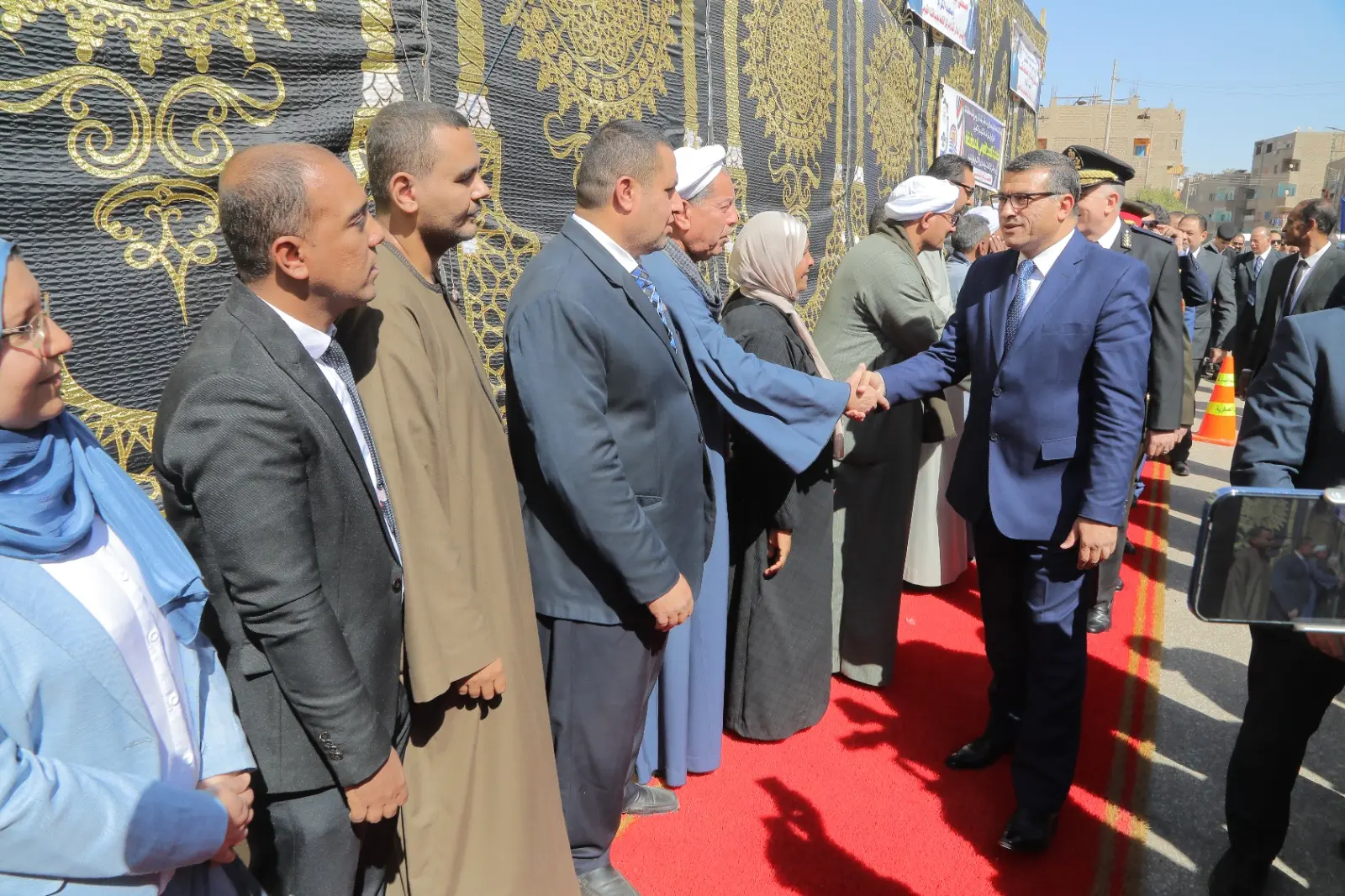 في ذكرى العيد القومي.. محافظ قنا يضع إكليل الزهور على النصب التذكاري لشهداء البارود - 1000439204