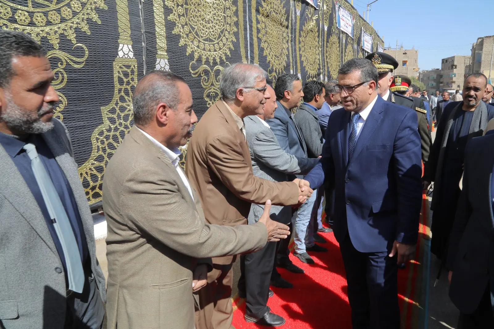 في ذكرى العيد القومي.. محافظ قنا يضع إكليل الزهور على النصب التذكاري لشهداء البارود - 1000439205