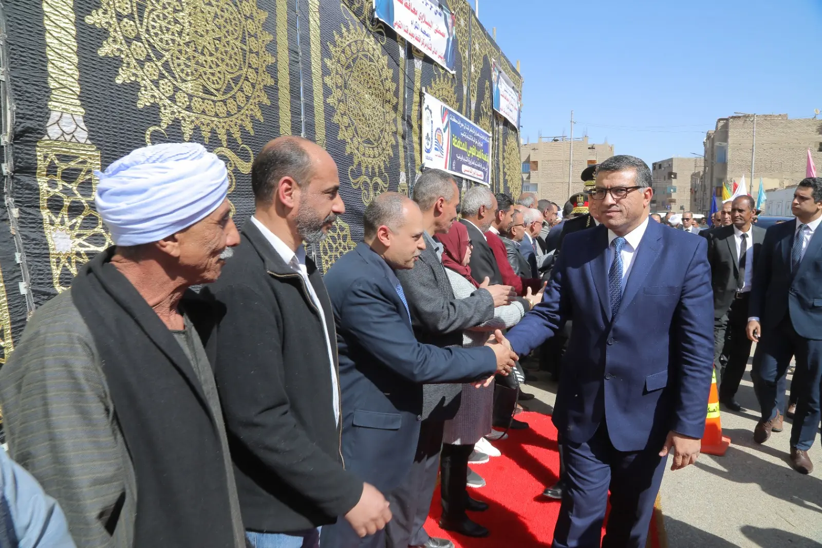 في ذكرى العيد القومي.. محافظ قنا يضع إكليل الزهور على النصب التذكاري لشهداء البارود - 1000439207