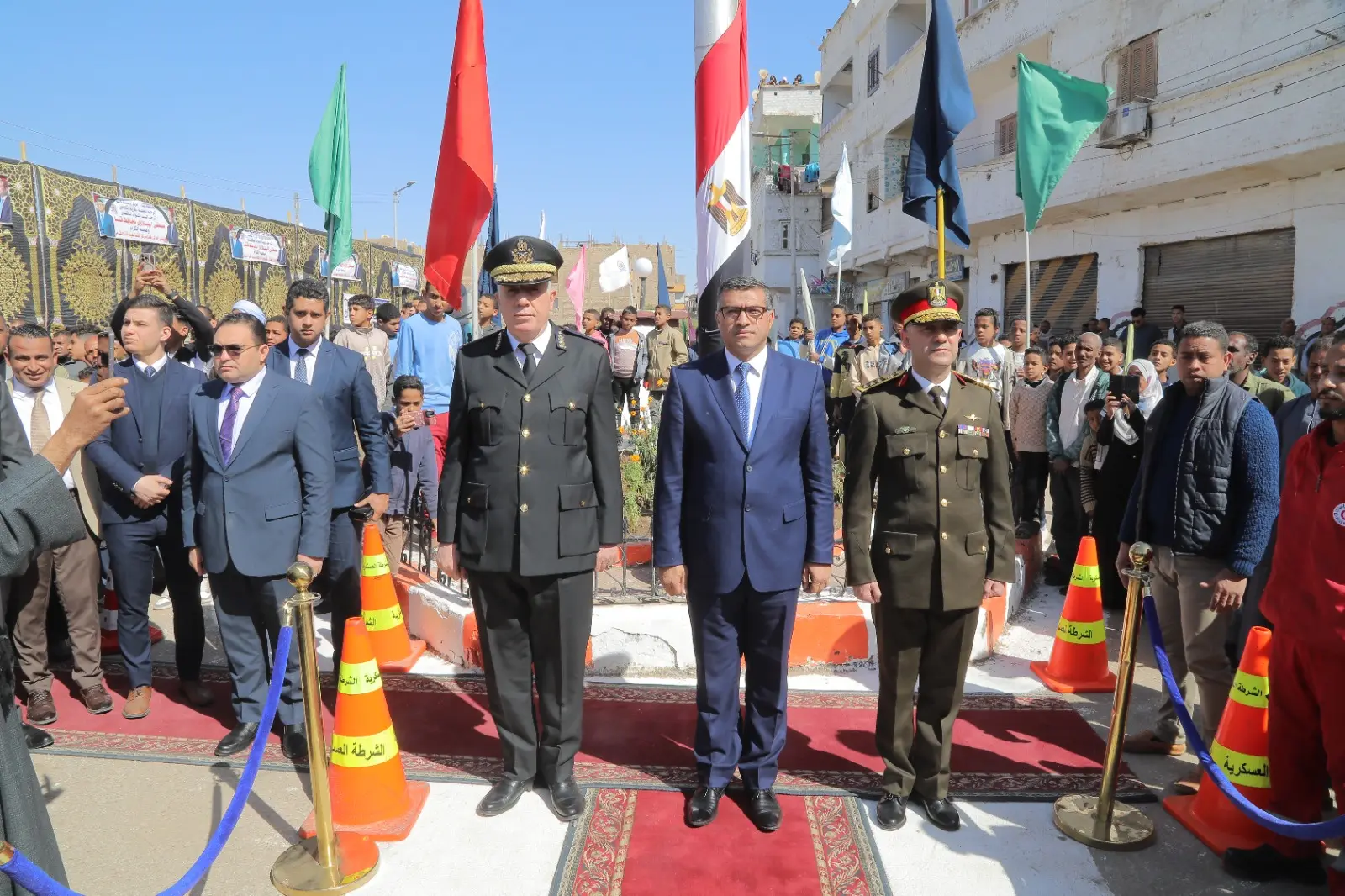 في ذكرى العيد القومي.. محافظ قنا يضع إكليل الزهور على النصب التذكاري لشهداء البارود
