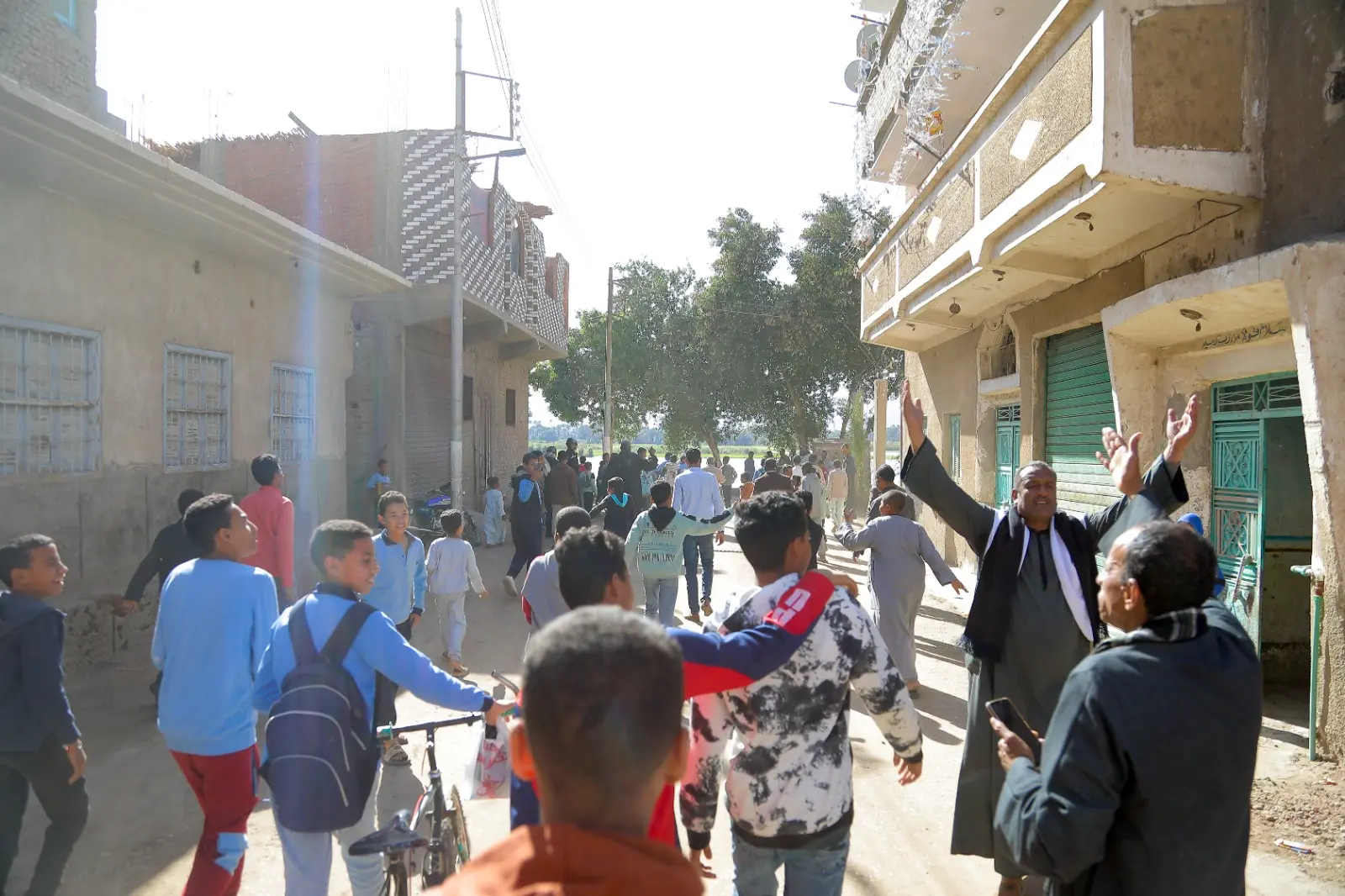 سيرًا على الأقدام.. محافظ قنا يستمع لمطالب المواطنين بـ "البارود" ويوجه برفع كفاءة الخدمات - 1000439252