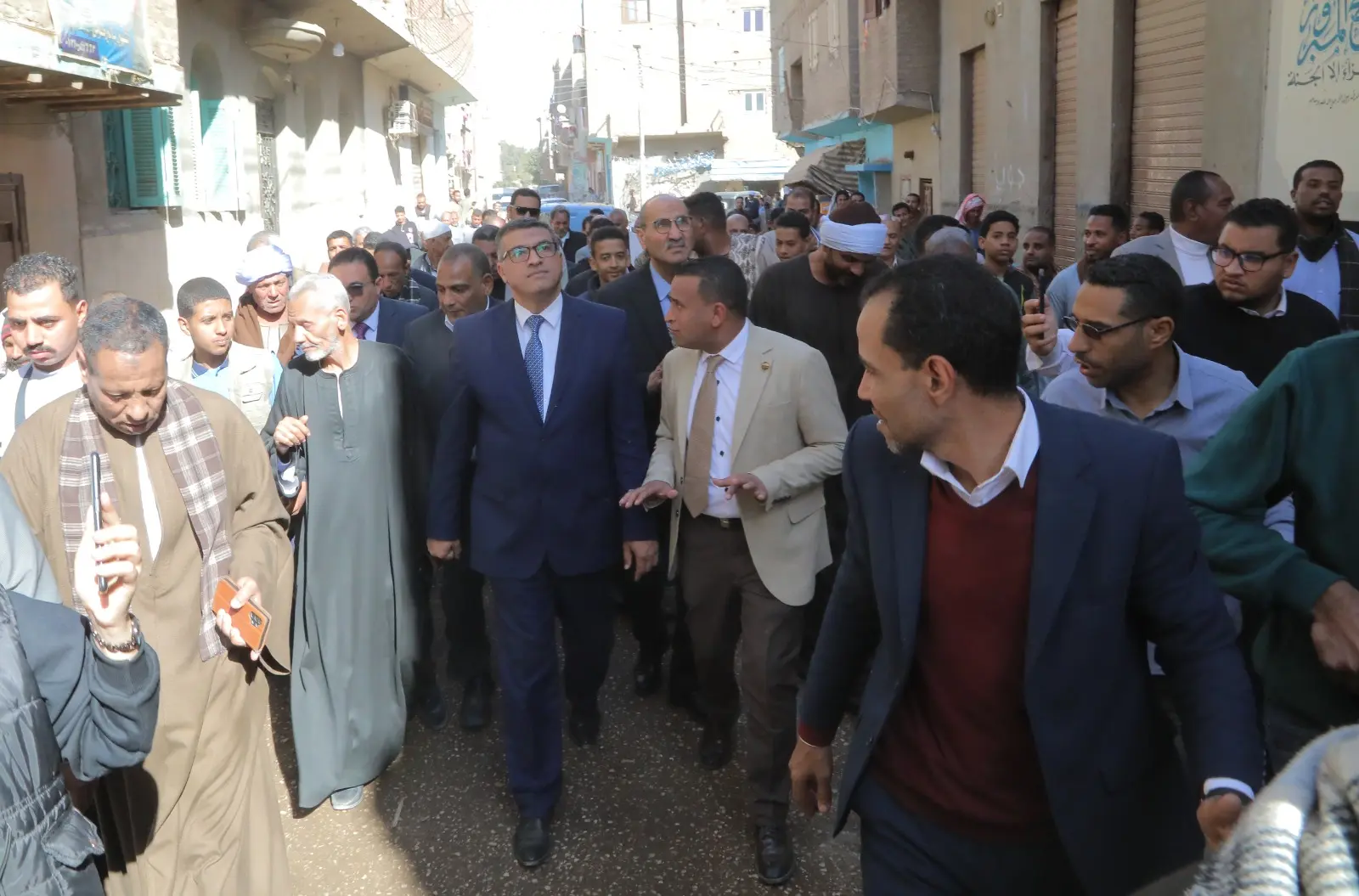 سيرًا على الأقدام.. محافظ قنا يستمع لمطالب المواطنين بـ "البارود" ويوجه برفع كفاءة الخدمات - 1000439253