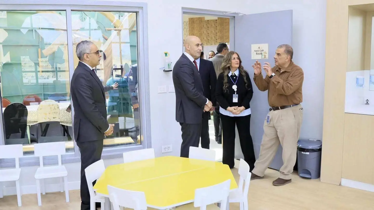 وزير التربية والتعليم يزور مستشفى "٥٧٣٥٧" لعلاج سرطان الأطفال..ويشيد بالدور الإنساني والعلمي للمستشفى - 1000439442