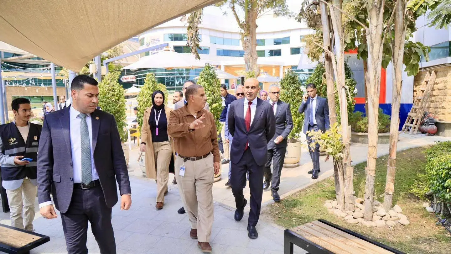 وزير التربية والتعليم يزور مستشفى "٥٧٣٥٧" لعلاج سرطان الأطفال..ويشيد بالدور الإنساني والعلمي للمستشفى - 1000439446