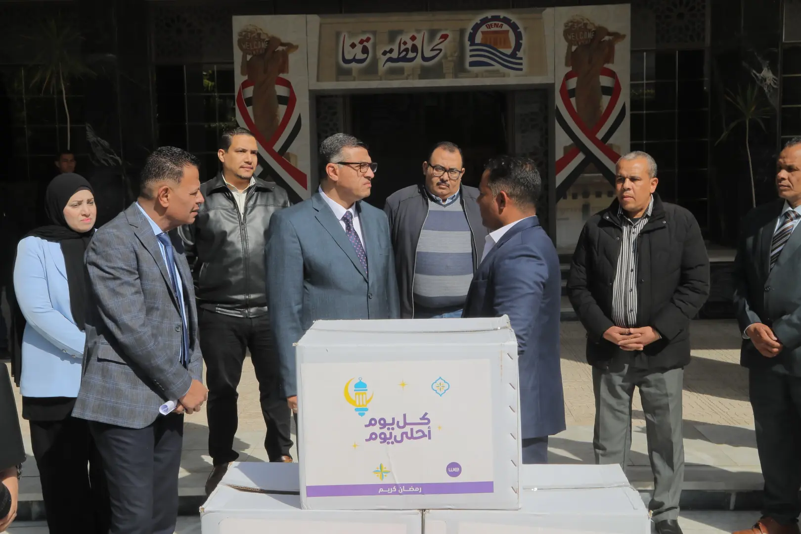 محافظ قنا يطلق قافلة "المصرية للاتصالات" و"صناع الخير" لتوزيع 3 آلاف كرتونة رمضان