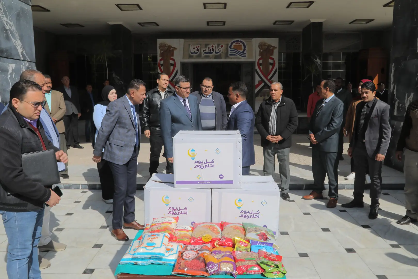 محافظ قنا يطلق قافلة "المصرية للاتصالات" و"صناع الخير" لتوزيع 3 آلاف كرتونة رمضان - 1000440863