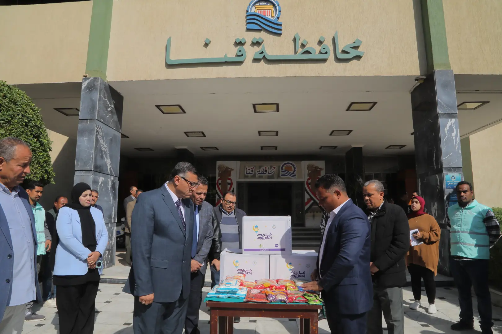محافظ قنا يطلق قافلة "المصرية للاتصالات" و"صناع الخير" لتوزيع 3 آلاف كرتونة رمضان - 1000440866