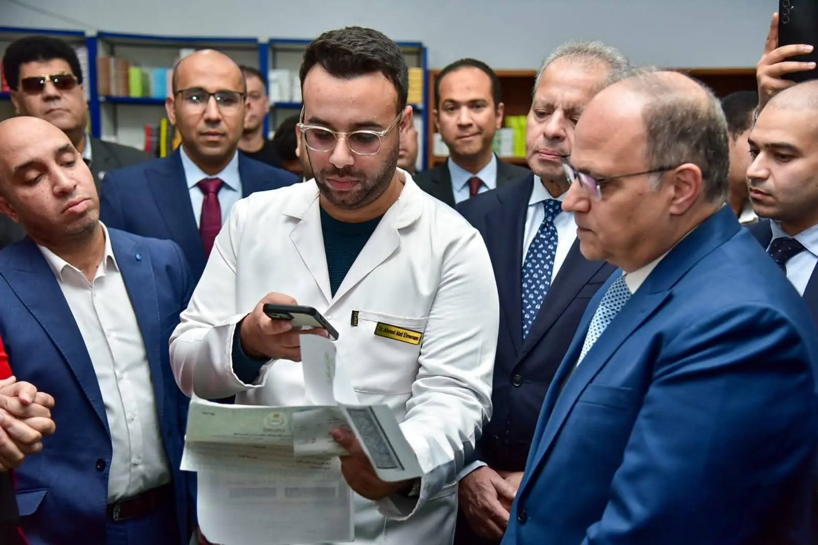 رئيس هيئة الدواء المصرية يطلق المرحلة الأولى من منظومة التتبع الدوائي بصيدلية إسعاف الجيزة - 1000442004