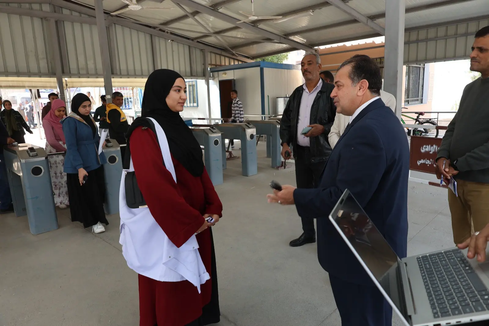 رئيس جامعة قنا يتابع تشغيل منظومة البوابات الإلكترونية لتعزيز الأمن والانضباط داخل الحرم الجامعي - 1000442138