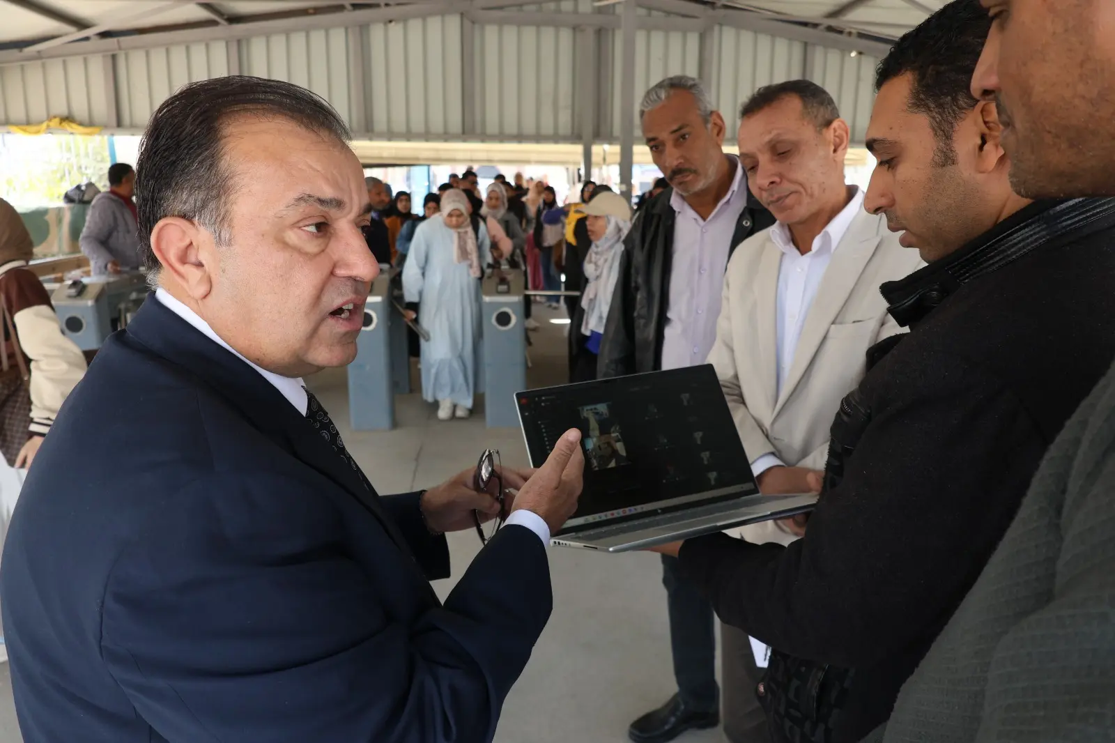 رئيس جامعة قنا يتابع تشغيل منظومة البوابات الإلكترونية لتعزيز الأمن والانضباط داخل الحرم الجامعي