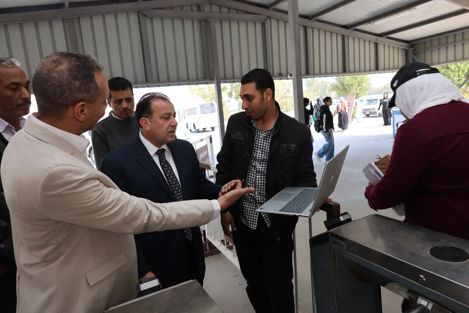 رئيس جامعة قنا يتابع تشغيل منظومة البوابات الإلكترونية لتعزيز الأمن والانضباط داخل الحرم الجامعي - 1000442146