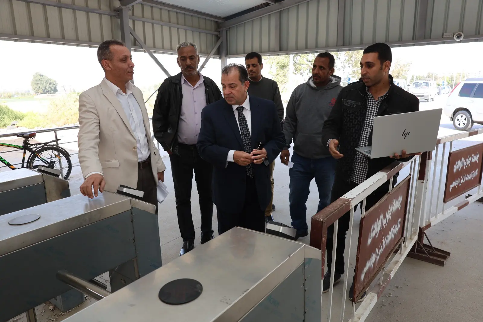 رئيس جامعة قنا يتابع تشغيل منظومة البوابات الإلكترونية لتعزيز الأمن والانضباط داخل الحرم الجامعي - 1000442152
