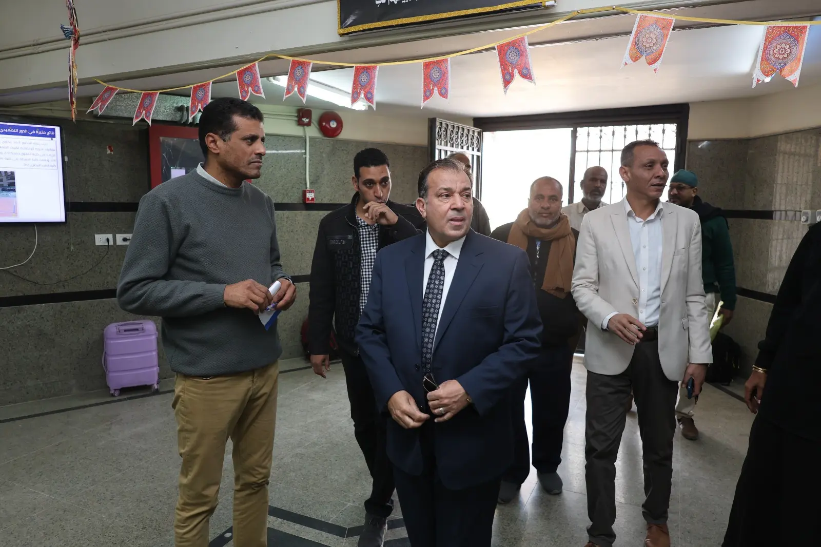 رئيس جامعة قنا يتفقد المدن الجامعية ويؤكد : الحوكمة الإلكترونية ضمان للانضباط وحماية للمال العام - 1000442173