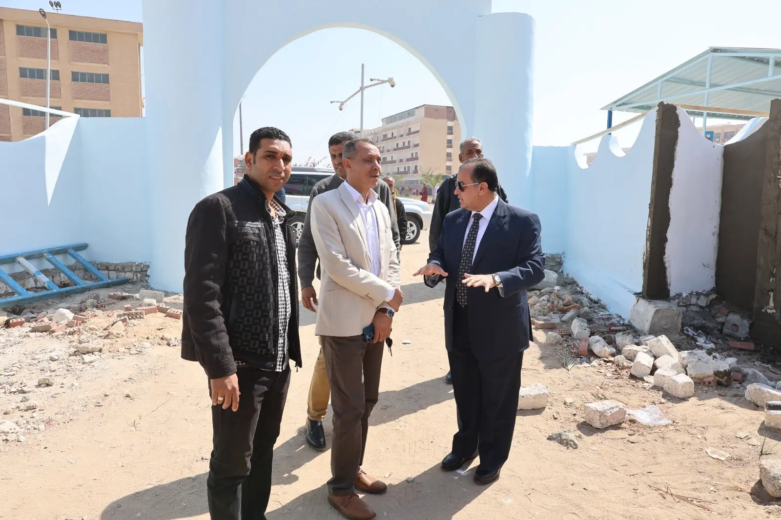 رئيس جامعة قنا يتفقد المدن الجامعية ويؤكد : الحوكمة الإلكترونية ضمان للانضباط وحماية للمال العام - 1000442179