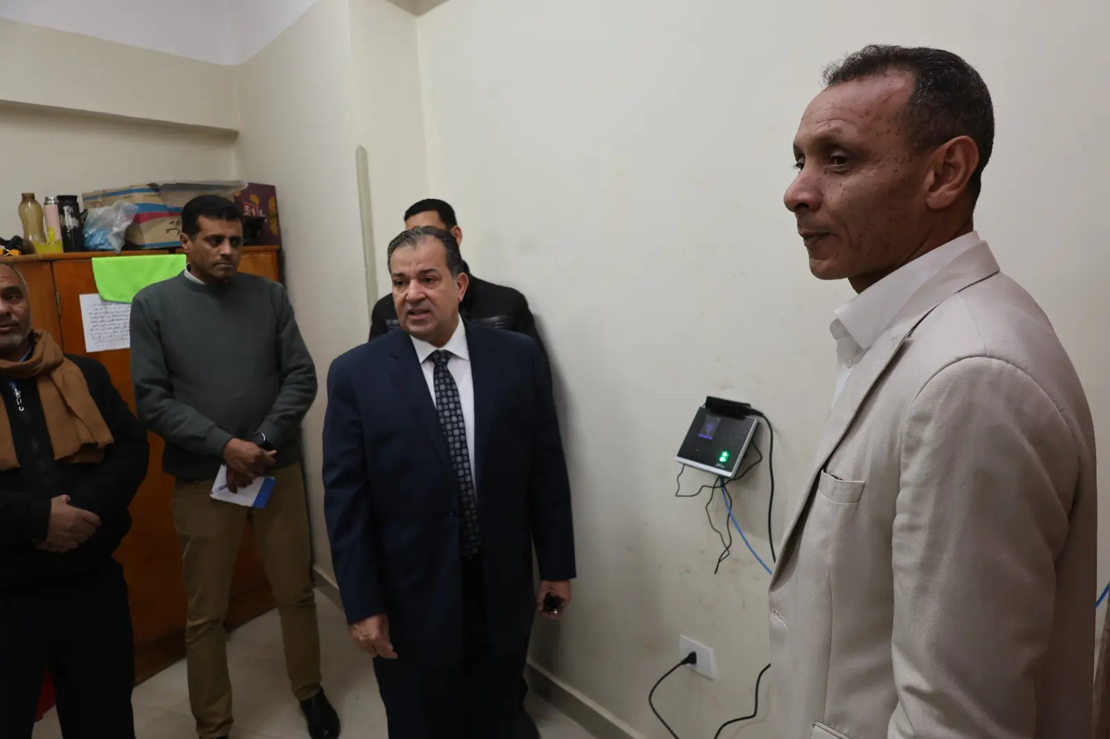 رئيس جامعة قنا يتفقد المدن الجامعية ويؤكد : الحوكمة الإلكترونية ضمان للانضباط وحماية للمال العام - 1000442181