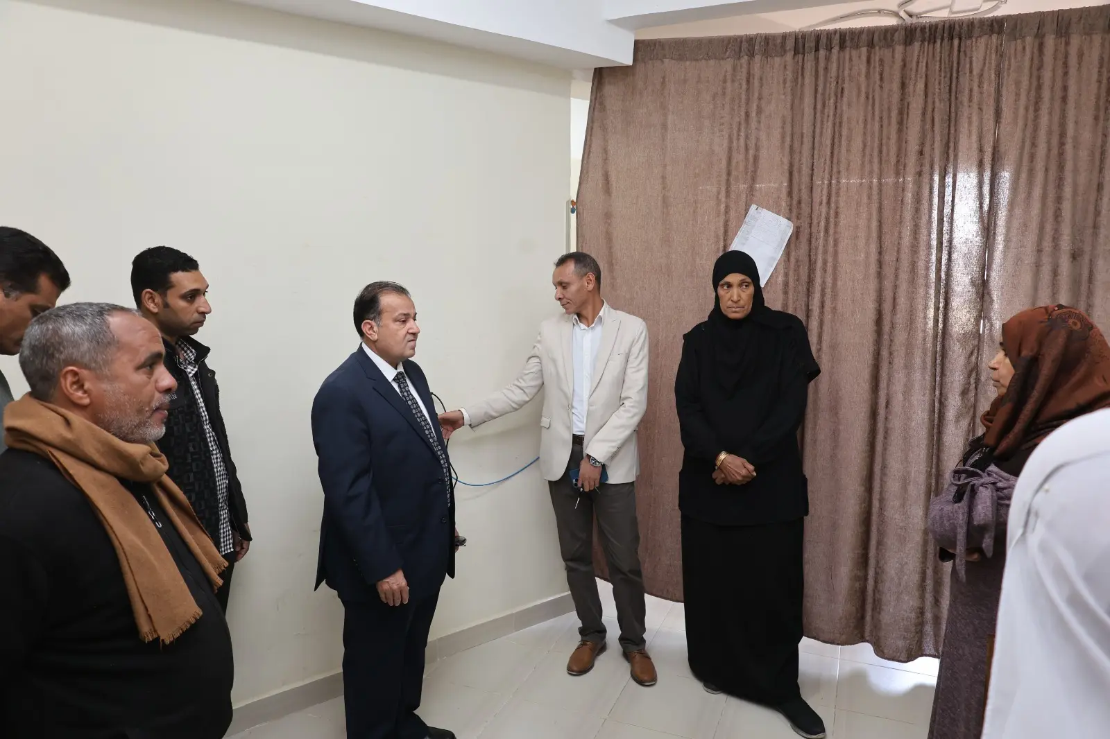 رئيس جامعة قنا يتفقد المدن الجامعية ويؤكد : الحوكمة الإلكترونية ضمان للانضباط وحماية للمال العام - 1000442183