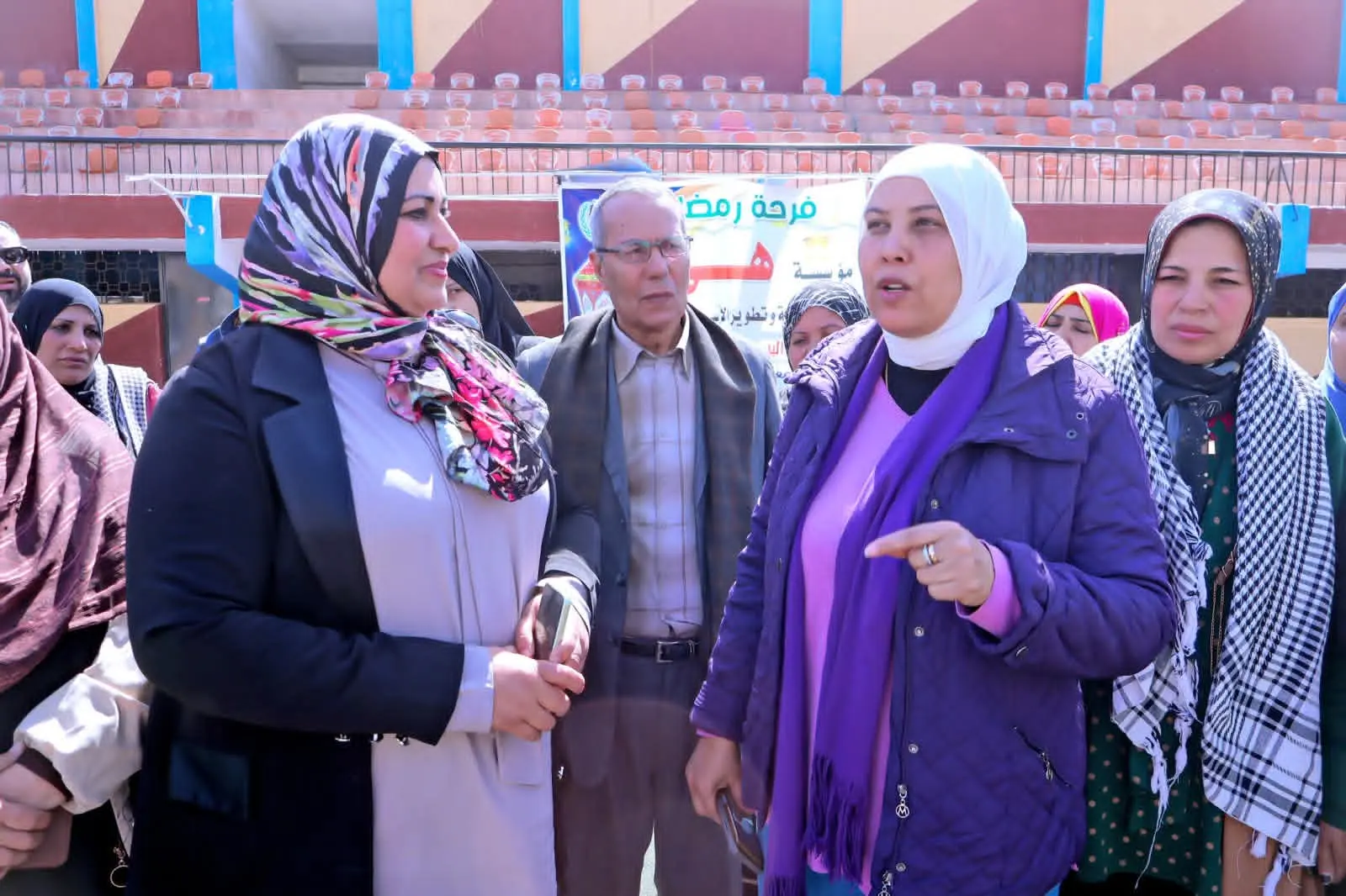 توزيع 1500 كرتونة مواد غذائية للأسر الأولى بالرعاية في سوهاج - 1000442542