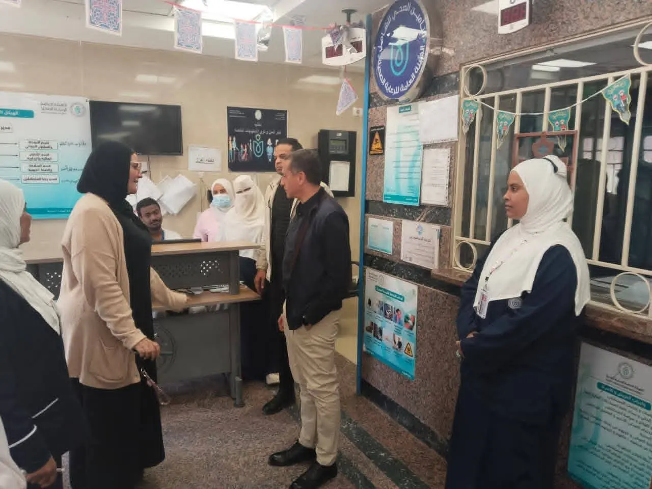 خلال جولة مفاجئة.. محافظ أسوان يحيل رئيس وسكرتير قرية الجعافرة ومدير مكتب البريد للتحقيق - 1000442564