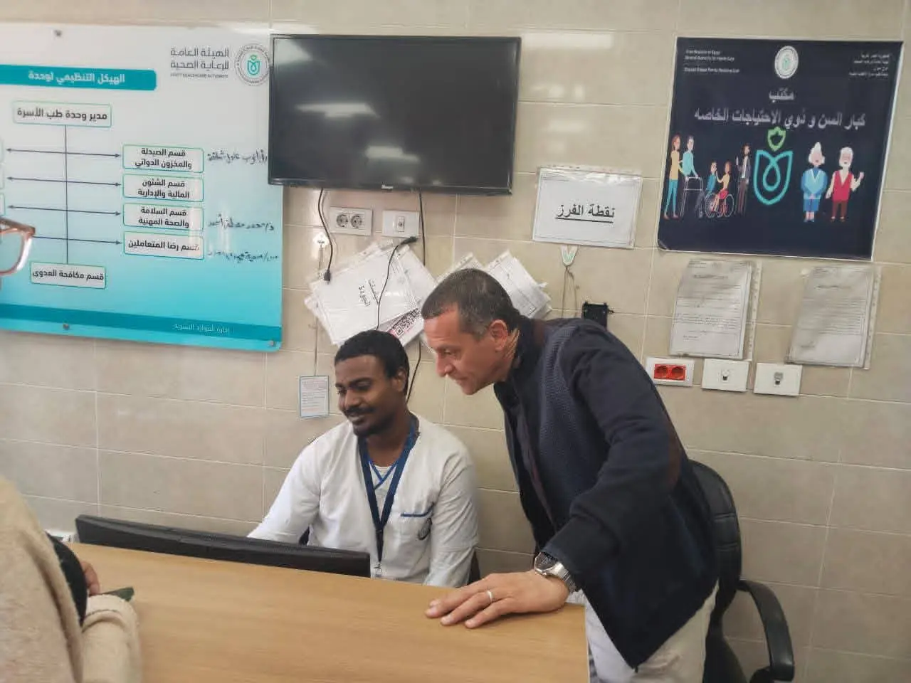 خلال جولة مفاجئة.. محافظ أسوان يحيل رئيس وسكرتير قرية الجعافرة ومدير مكتب البريد للتحقيق - 1000442568