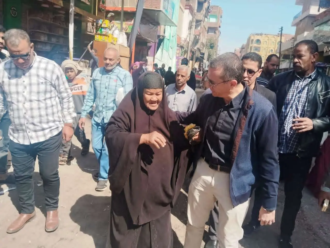 خلال جولة مفاجئة بكوم أمبو.. محافظ أسوان يؤكد تحقيق التوازن بين الانضباط الحضاري ودعم الباعة الجائلين - 1000442574