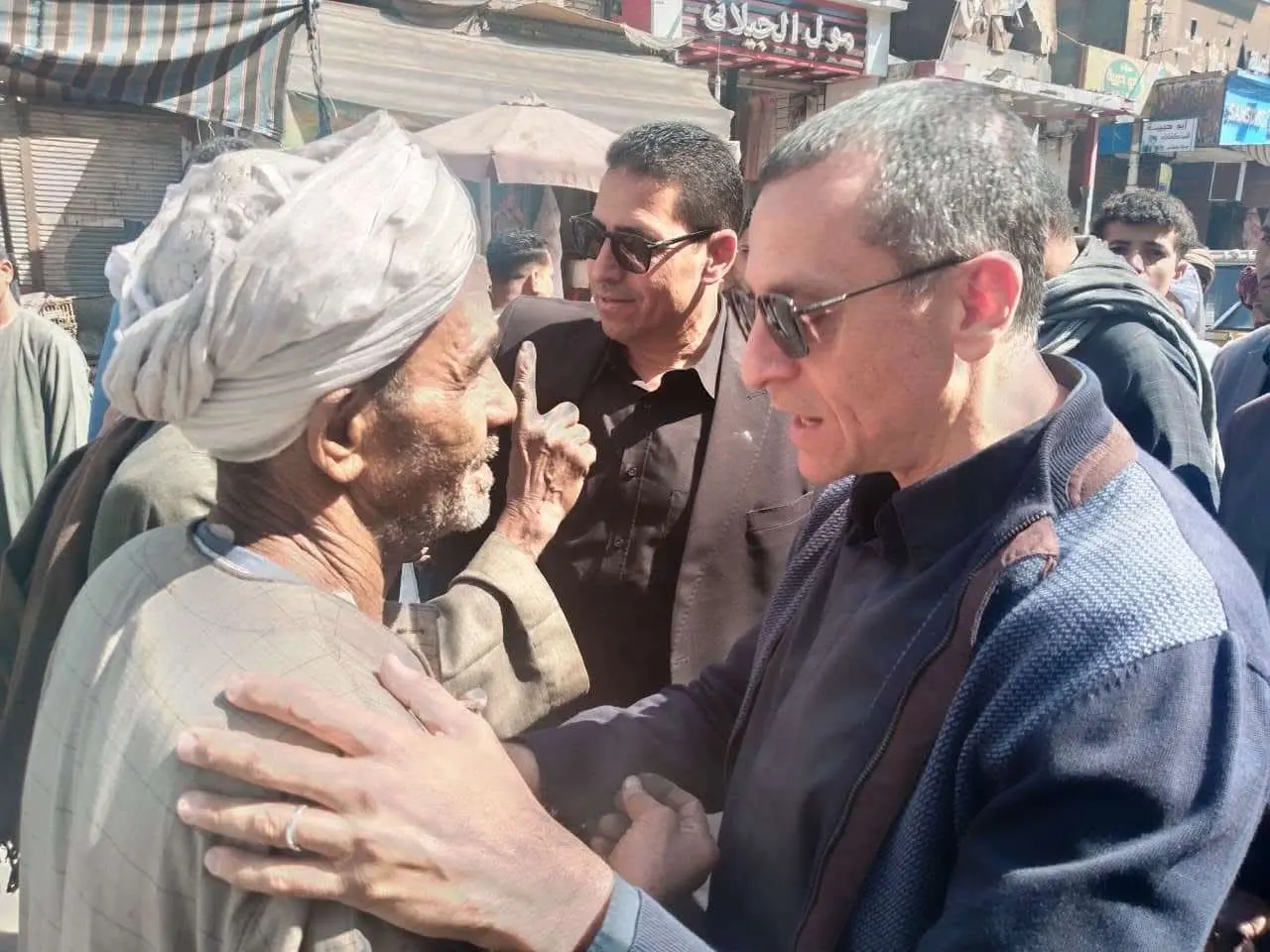 خلال جولة مفاجئة بكوم أمبو.. محافظ أسوان يؤكد تحقيق التوازن بين الانضباط الحضاري ودعم الباعة الجائلين