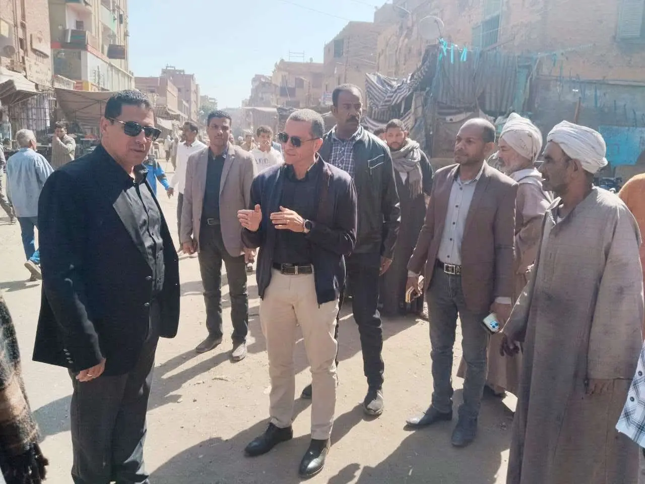 خلال جولة مفاجئة بكوم أمبو.. محافظ أسوان يؤكد تحقيق التوازن بين الانضباط الحضاري ودعم الباعة الجائلين - 1000442576